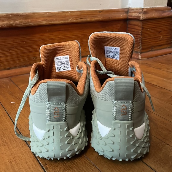 Reeboks - Picture 2 of 6